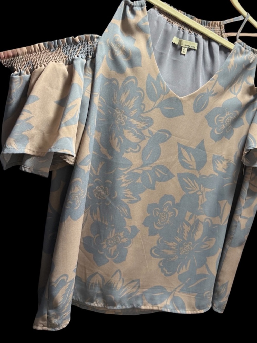 NWOT Cold Shoulder Top (Lg)